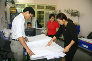 Cán bộ Phòng TN&MT huyện Lạc Thủy tăng cường công tác quy hoạch, quản lý đất đai nông - lâm trường sau chuyển đổi.

