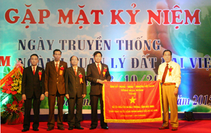 Đồng chí Nguyễn Văn Quang, Phó Bí thư Tỉnh ủy, Chủ tịch UBND tỉnh trao cờ lưu niệm của Tỉnh ủy, HĐND, UBND, MTTQ Việt Nam tỉnh Hòa Bình cho Sở TN&MT.

