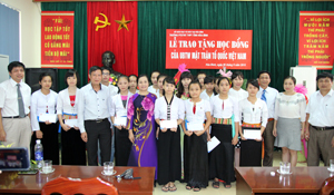 Đồng chí Bùi Thị Thanh, Phó Chủ tịch UBT.Ư MTTQ Việt Nam trao học bổng cho các em học sinh.