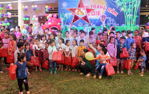 Lãnh đạo Cty CP du lịch Hòa Bình tặng quà trung thu cho các em nhỏ xóm Ngòi, xã Ngòi Hoa(Tân Lạc).