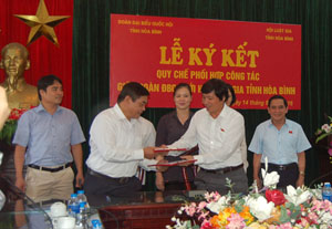 Đồng chí Trần Đăng Ninh, Phó Bí thư thường trực Tỉnh ủy, Trưởng Đoàn ĐBQH tỉnh ; Bùi Thành Lê, chủ tịch Hội Luật gia tỉnh ký kết quy chế phối hợp công tác giữa 2 tổ chức.