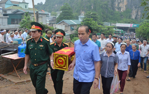 Đại diện Ban Chỉ đạo 1237 tỉnh và Ban Chỉ đạo chăm sóc người có công huyện Tân Lạc đưa hài cốt các liệt sỹ về nơi an táng tại Nghĩa trang liệt sỹ huyện Tân Lạc.