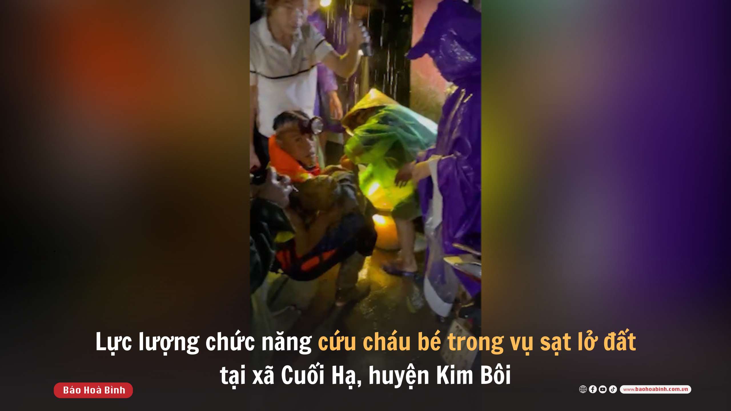 Lực lượng chức năng cứu cháu bé trong vụ sạt lở đất tại xã Cuối Hạ, huyện Kim Bôi