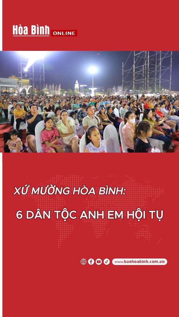 Trình diễn trang phục các dân tộc tỉnh Hòa Bình